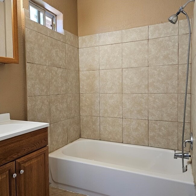 Building Photo - 801 W Golf Course Rd