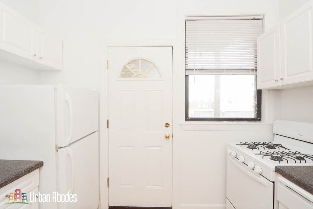 Building Photo - 3723 N Pine Grove Ave