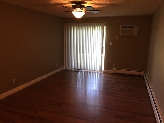 Building Photo - 501 Golden Cir