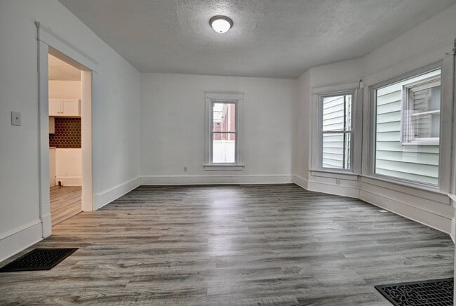 Building Photo - 214 2nd St SE