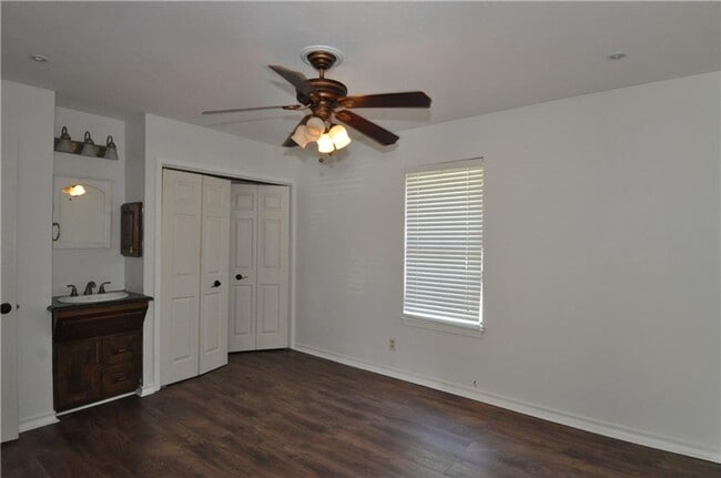Building Photo - Fantastic Floorplan & Walking Distance To ...