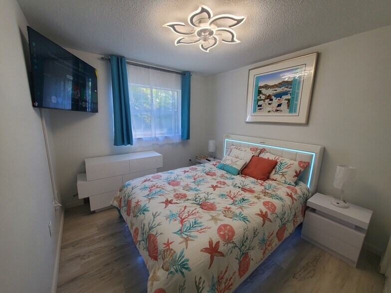 Building Photo - 279 S Brevard Ave