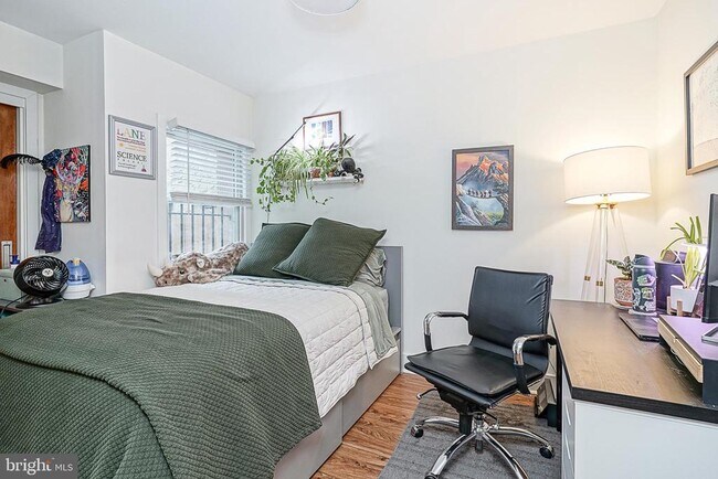 Building Photo - 1926 Bainbridge St