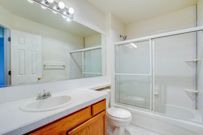 Building Photo - Impeccable 5 Bedroom Home with Mountain Views