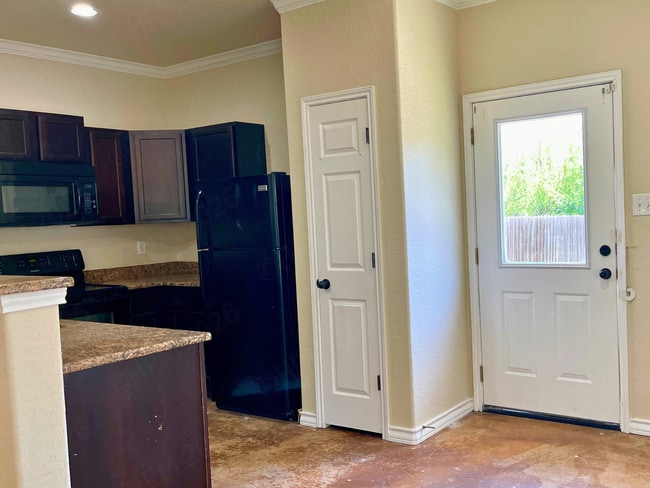 Building Photo - Charming 3 Bedroom Townhome Near Medical Center and Ingram Park