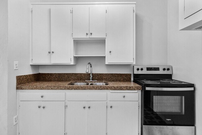 Building Photo - Lovely Hillcrest One bedroom apartment