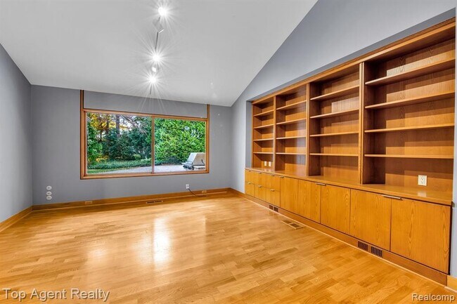 Building Photo - 5760 Snowshoe Cir