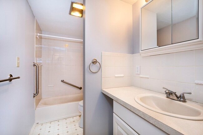 Building Photo - 980 Plain St