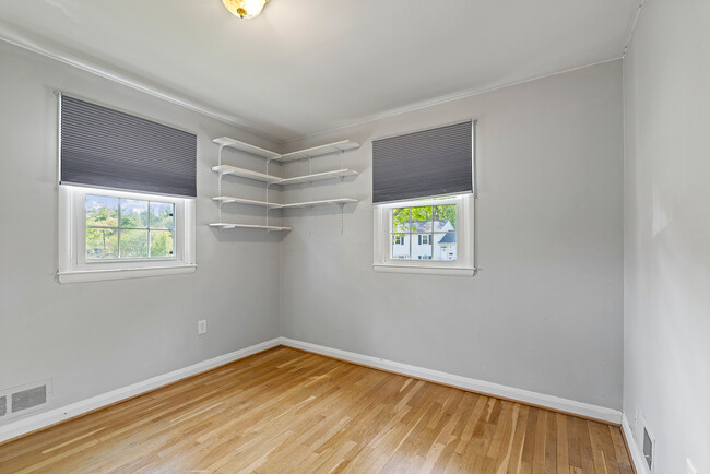 Building Photo - 2023 Rollingwood Rd