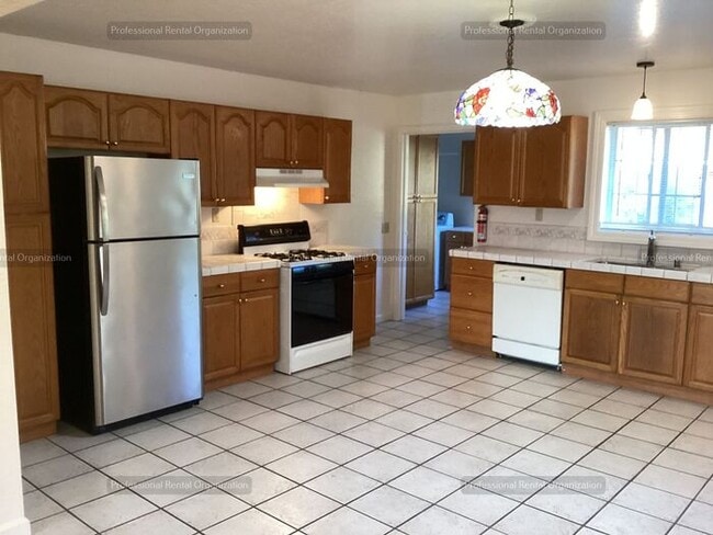Building Photo - Spacious & cheerfully bright large single-...
