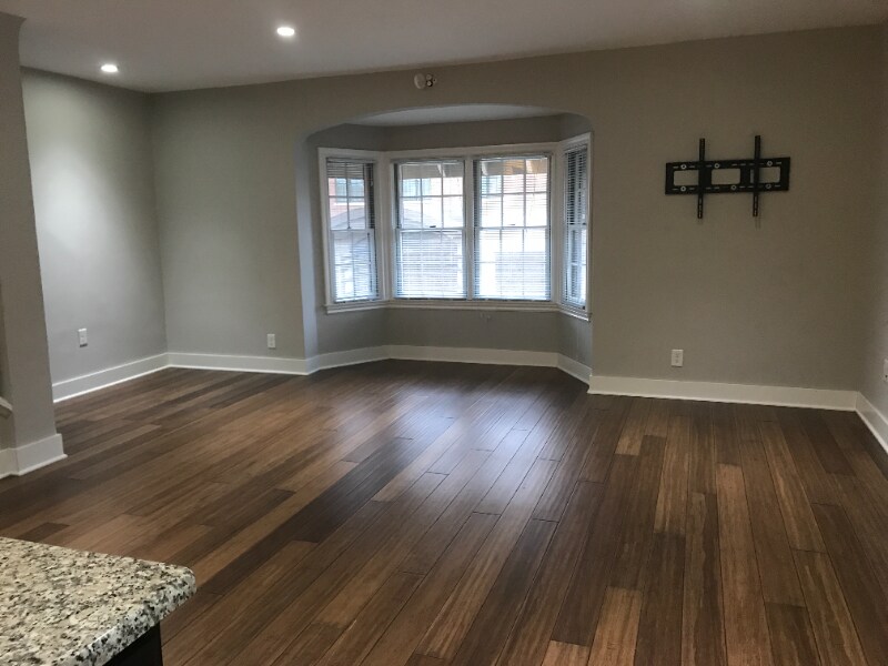 Building Photo - 868 1/2 S Main St