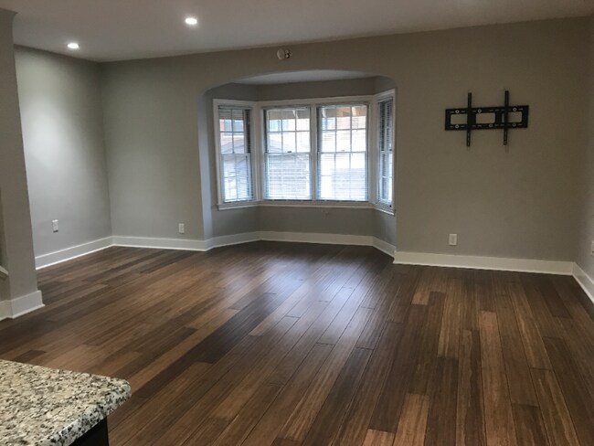 Building Photo - 868 1/2 S Main St