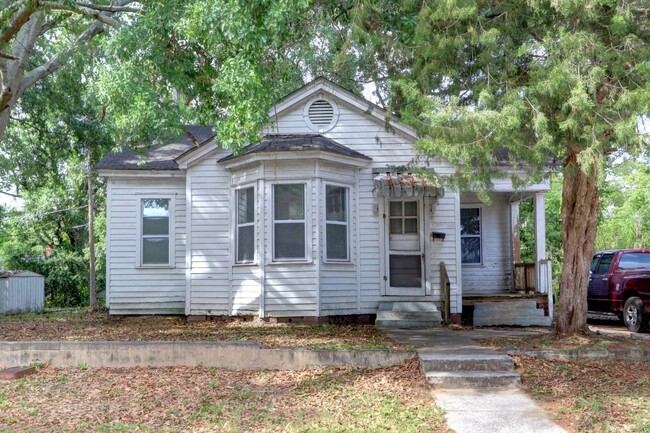 Building Photo - Completely Renovated - Three Bedroom, Two ...