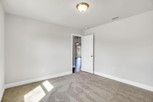 Building Photo - 3840 Redbud Wy