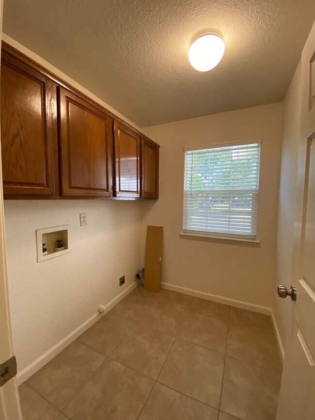 Building Photo - Vacaville 3bed/2bath home! Open floor plan...
