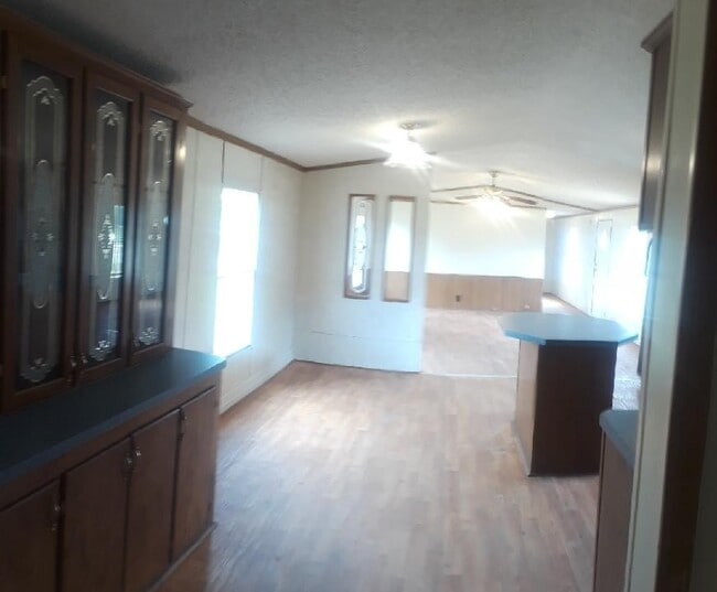 Building Photo - Large open floor plan 3BDR 2BA