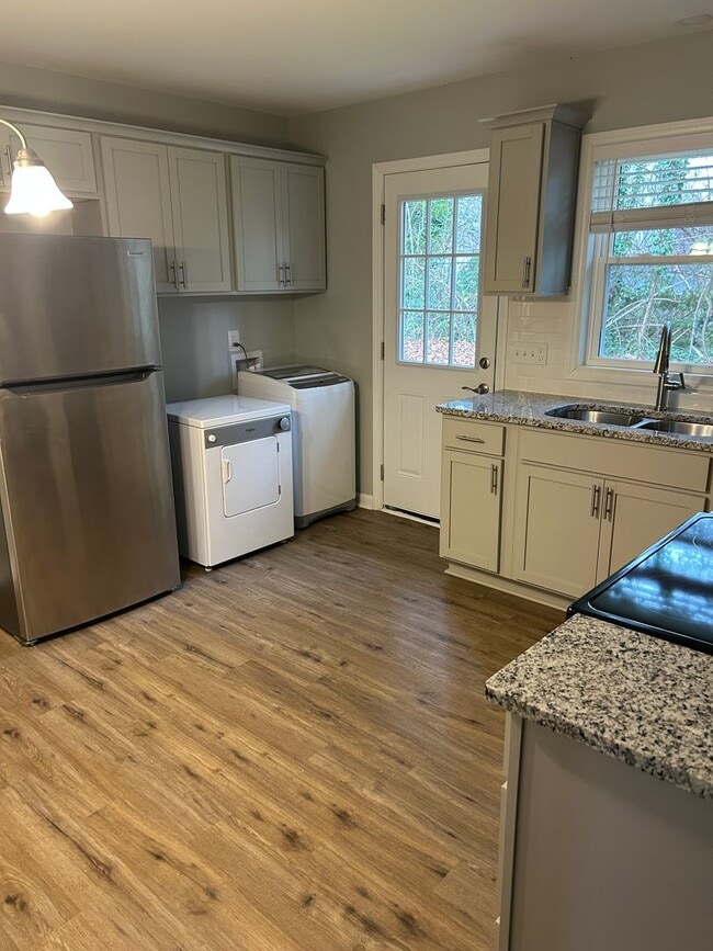 Building Photo - 128 Turner St