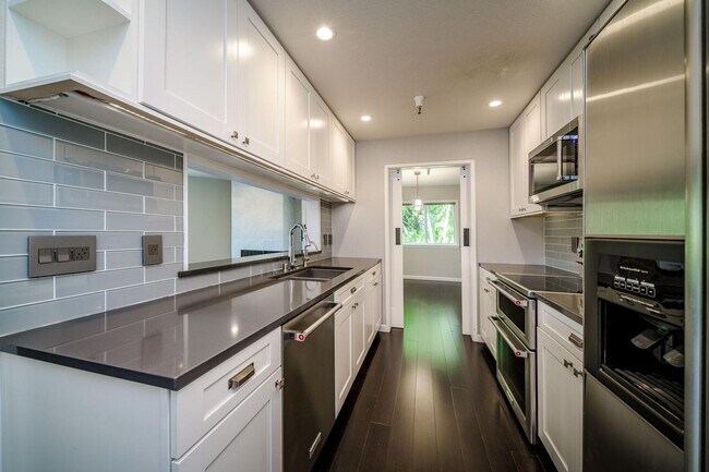 Building Photo - EPIC REA:End-Unit & Top 2 Floor (Penthouse...