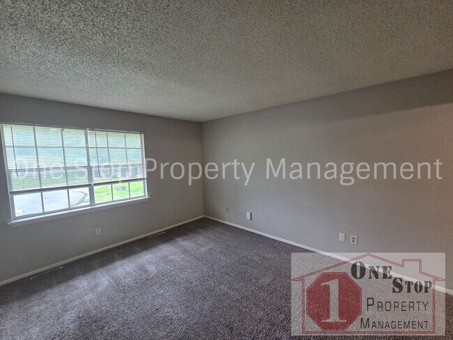 Building Photo - Renovated 3-bedroom, 2-bathroom home in Lee's Summit!