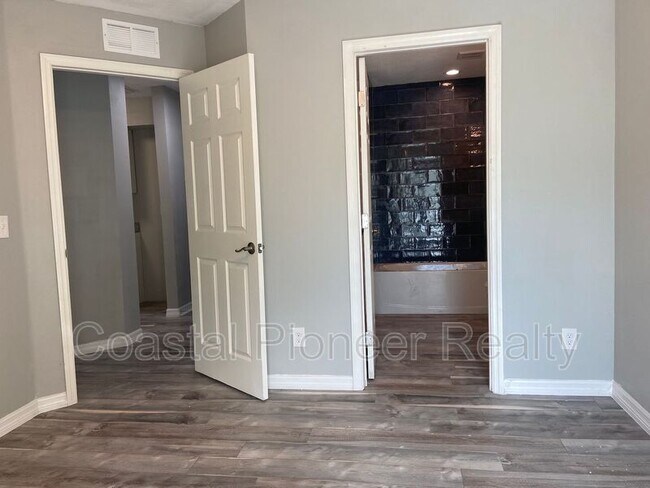 Building Photo - 8642 Mallard Reserve Dr