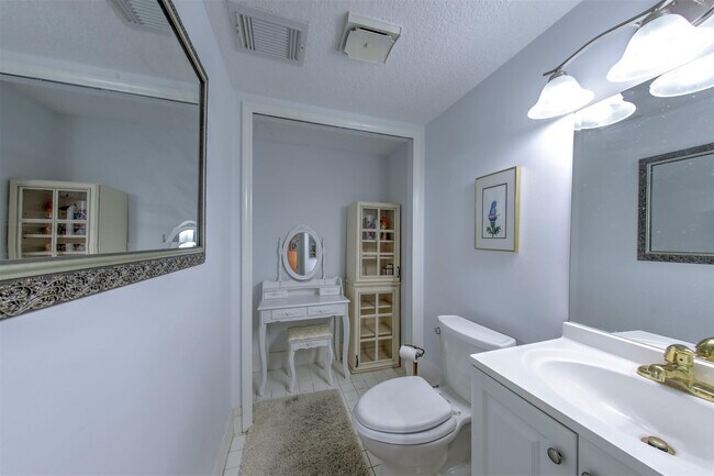 Building Photo - 4949 N Hwy A1A