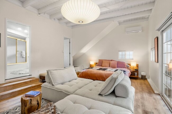 Building Photo - Ventura | Pierpont | 4 Bedroom + 3 Bathroom