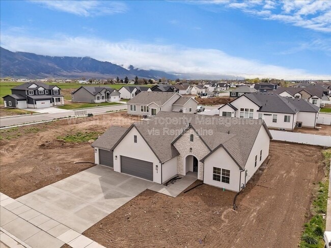 Building Photo - 834 E 300 N