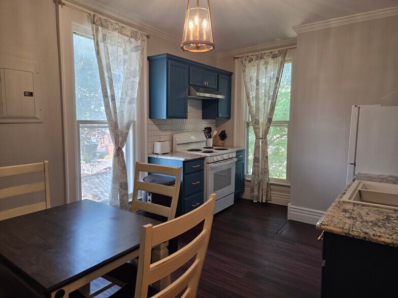 Building Photo - 403 W Flower St