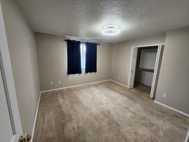 Building Photo - Updated 3 bedroom