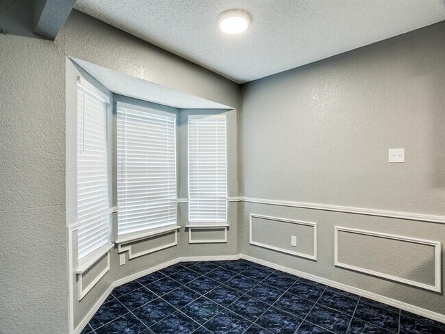 Building Photo - 6607 W Lynn Creek Dr