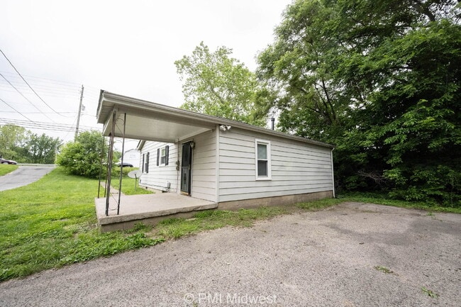Building Photo - "Charming 3-Bed Home in Indianapolis – Coz...