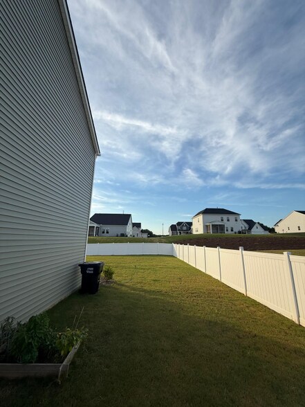 Building Photo - 402 Ravensworth Dr