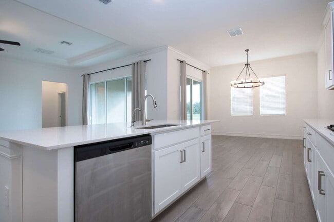 Building Photo - Spacious Like New 4-Bedroom Oasis with 3 F...