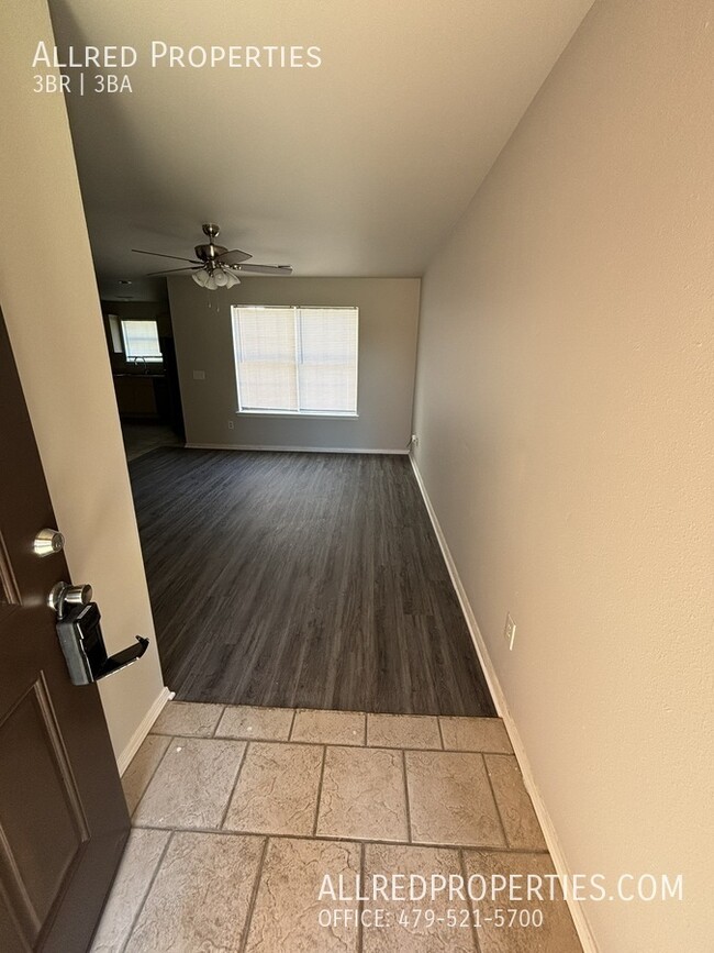 Building Photo - 954 N Daisy Ln