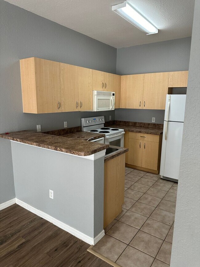 Building Photo - 2 Bedroom 2 Full Bath Townhome in LAKE MAR...