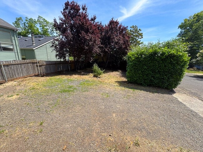 Building Photo - 3 Bedroom, 1 Bathroom S. Eugene Home