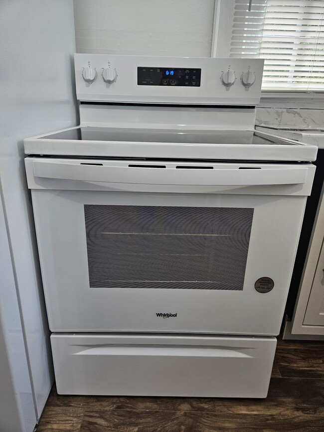 Brand new stove - 800 Arbor St NE