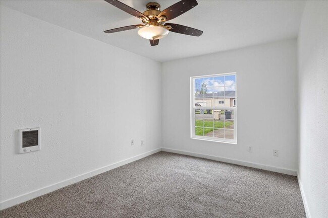 Building Photo - 704 SW 16th Ave