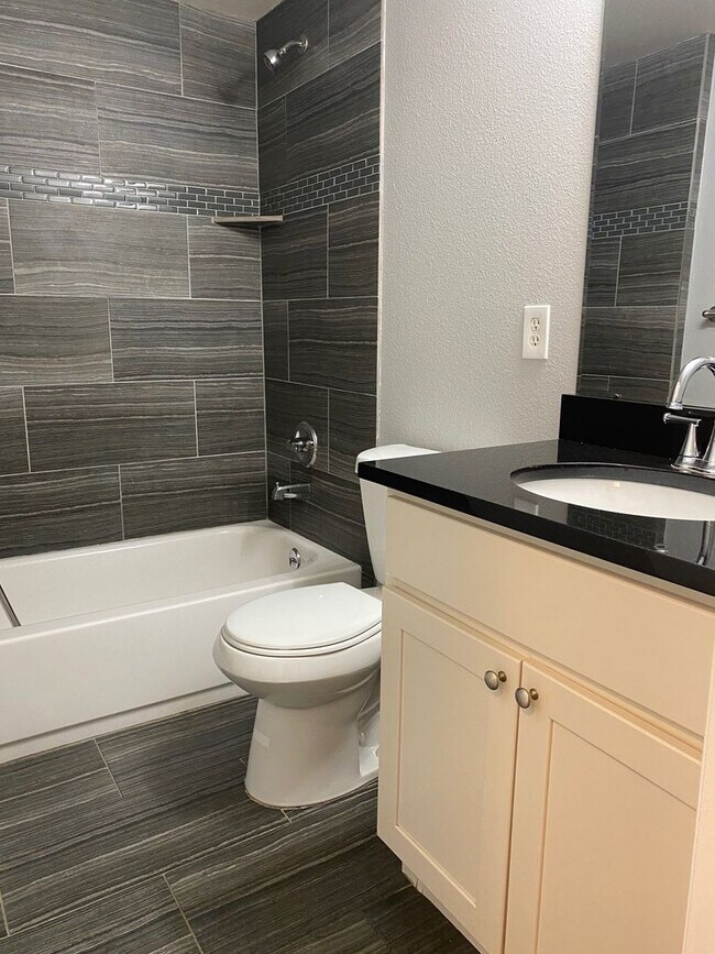 Building Photo - Amazing 3 Bed / 2.5 Bath Townhome in 1st V...