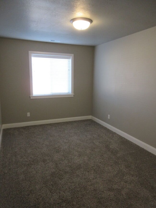 Building Photo - Newer Town home living in the heart of Cedar City!