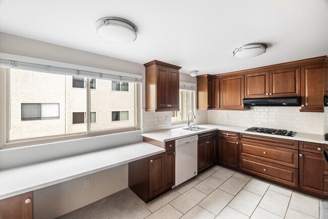 Building Photo - 11260 Overland Ave