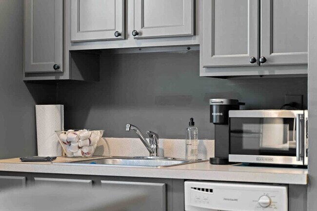 Building Photo - 1421 W Addison St