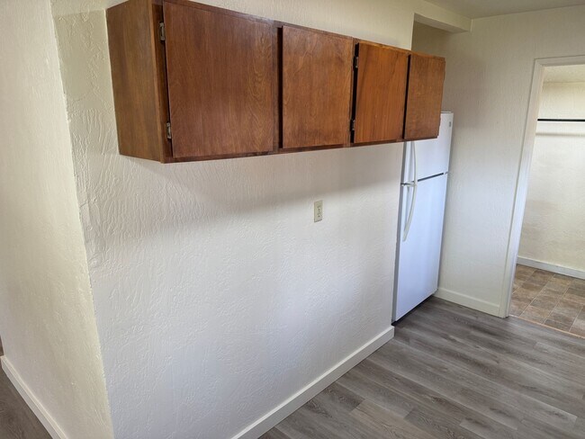 Building Photo - Freshly updated 2 bed, 1 bath house in Lowell