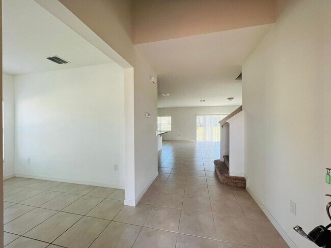 Building Photo - Luxury 5 Bedrooms 3 Bathrooms Single Family House For Rent