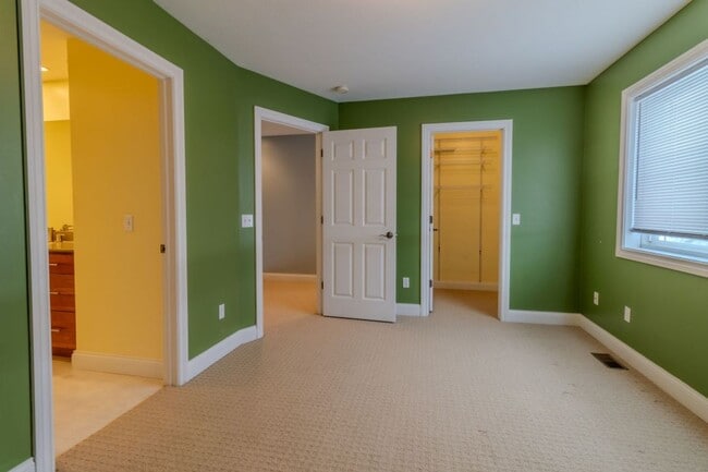 Building Photo - Modern Living Meets Cozy Charm