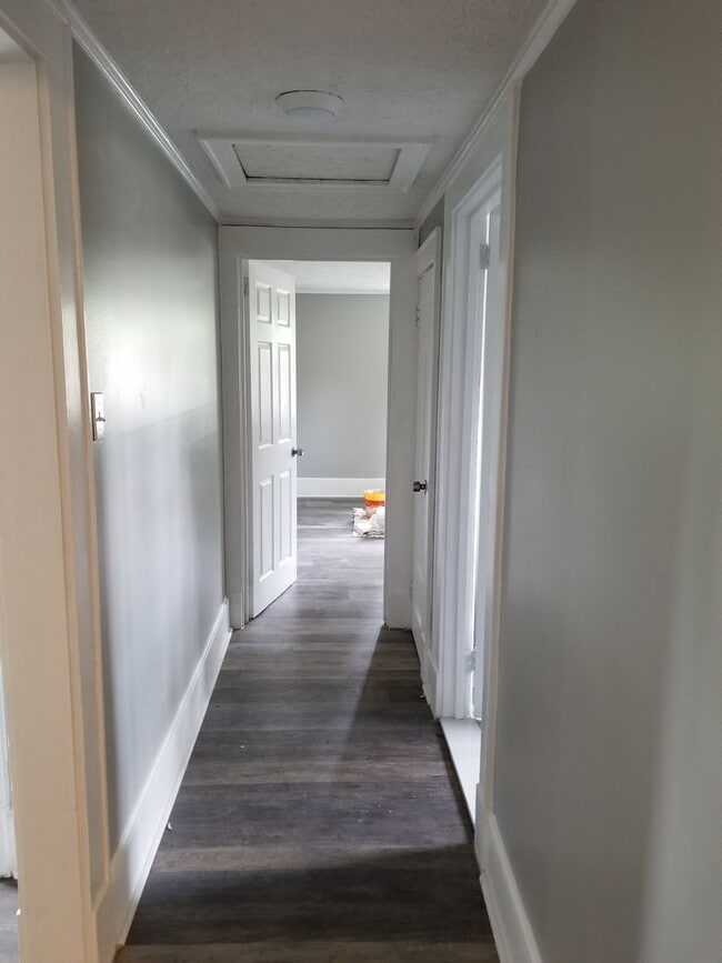 Building Photo - Cozy Home