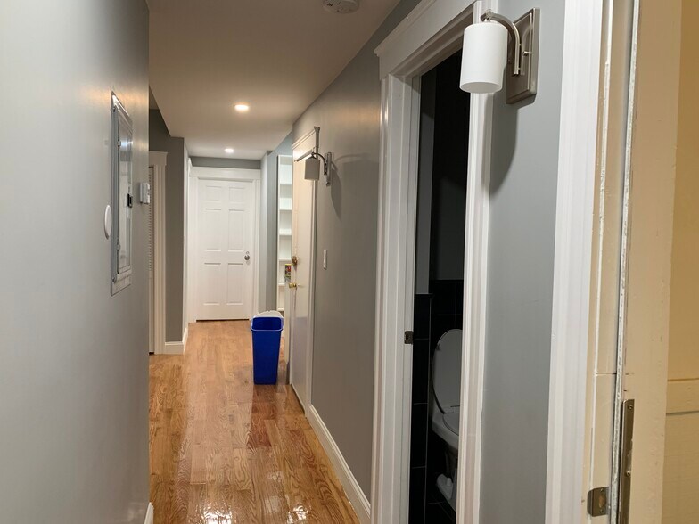 Building Photo - 148 Hillside St