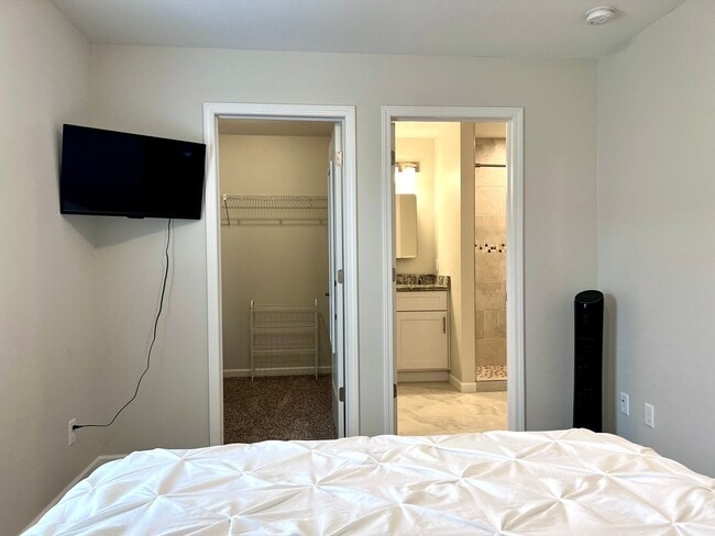Building Photo - Gorgeous Furnished Home-Ready for move in ...