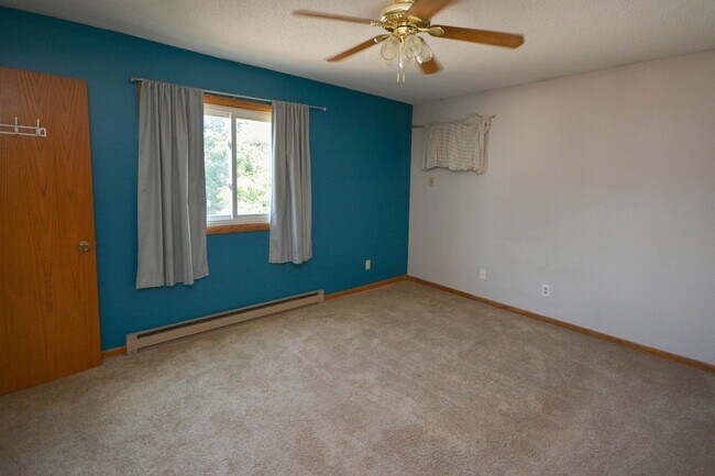Building Photo - Great pet friendly townhome with private p...