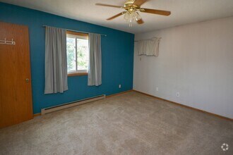 Building Photo - Great pet friendly townhome with private p...
